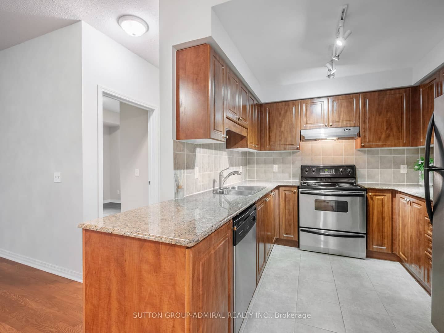 1 Maison Parc Court 215, Vaughan, ON L4J 9K1
