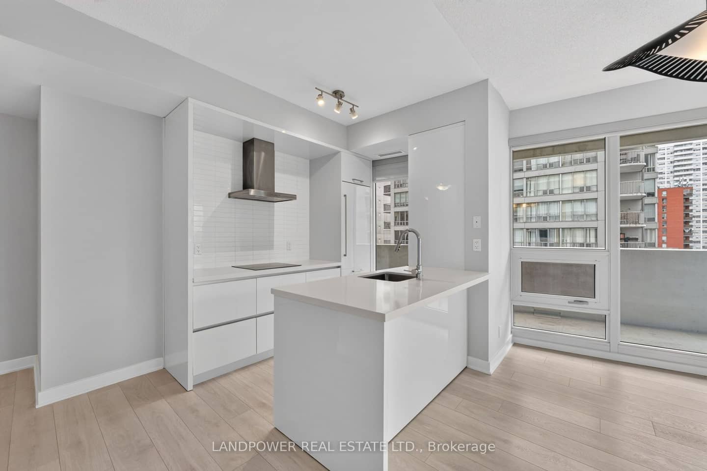 2221 Yonge Street 803, Toronto, ON M4S 0B8