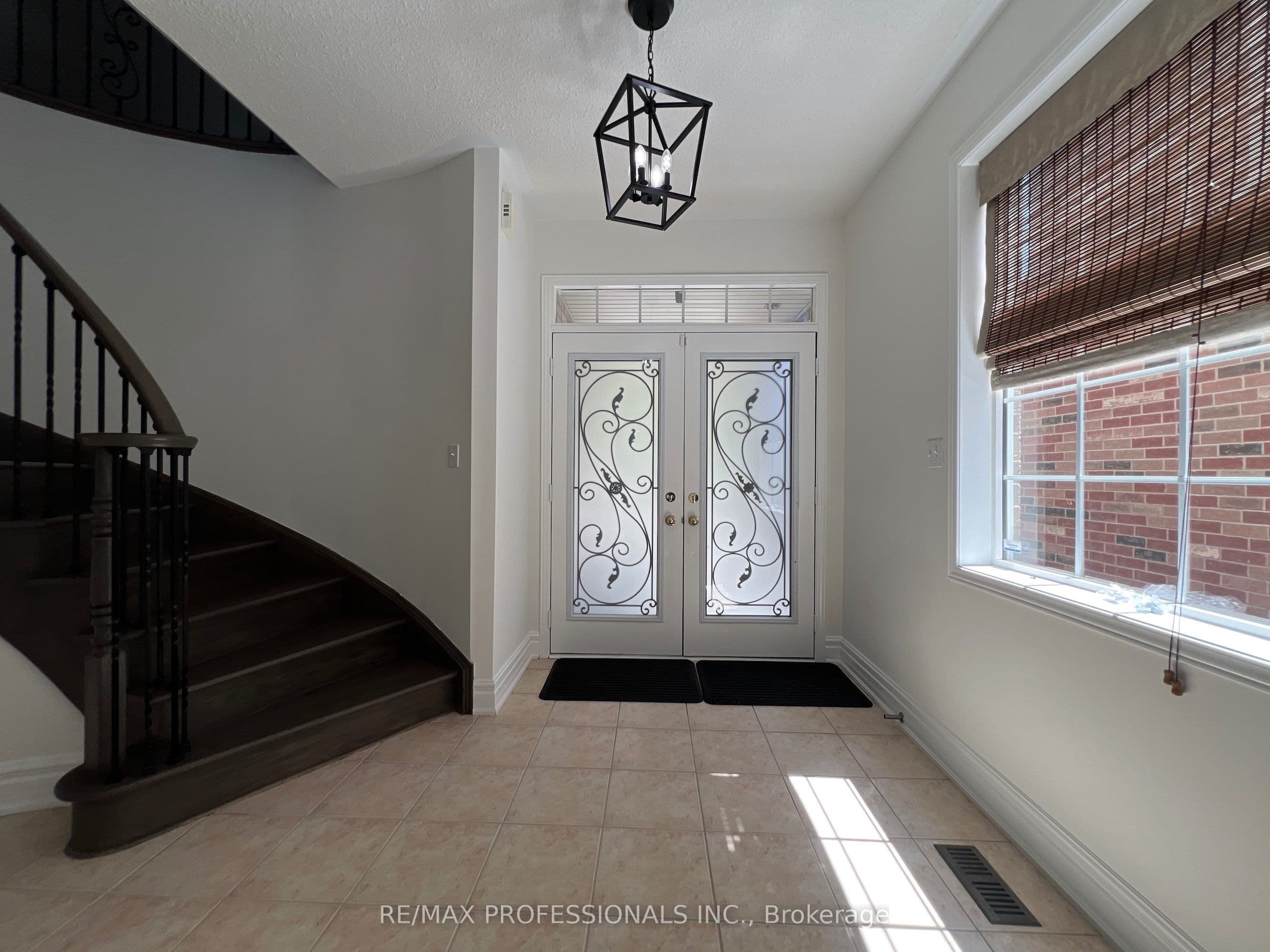 3895 Henrietta Way, Mississauga, ON L5M 7Y4