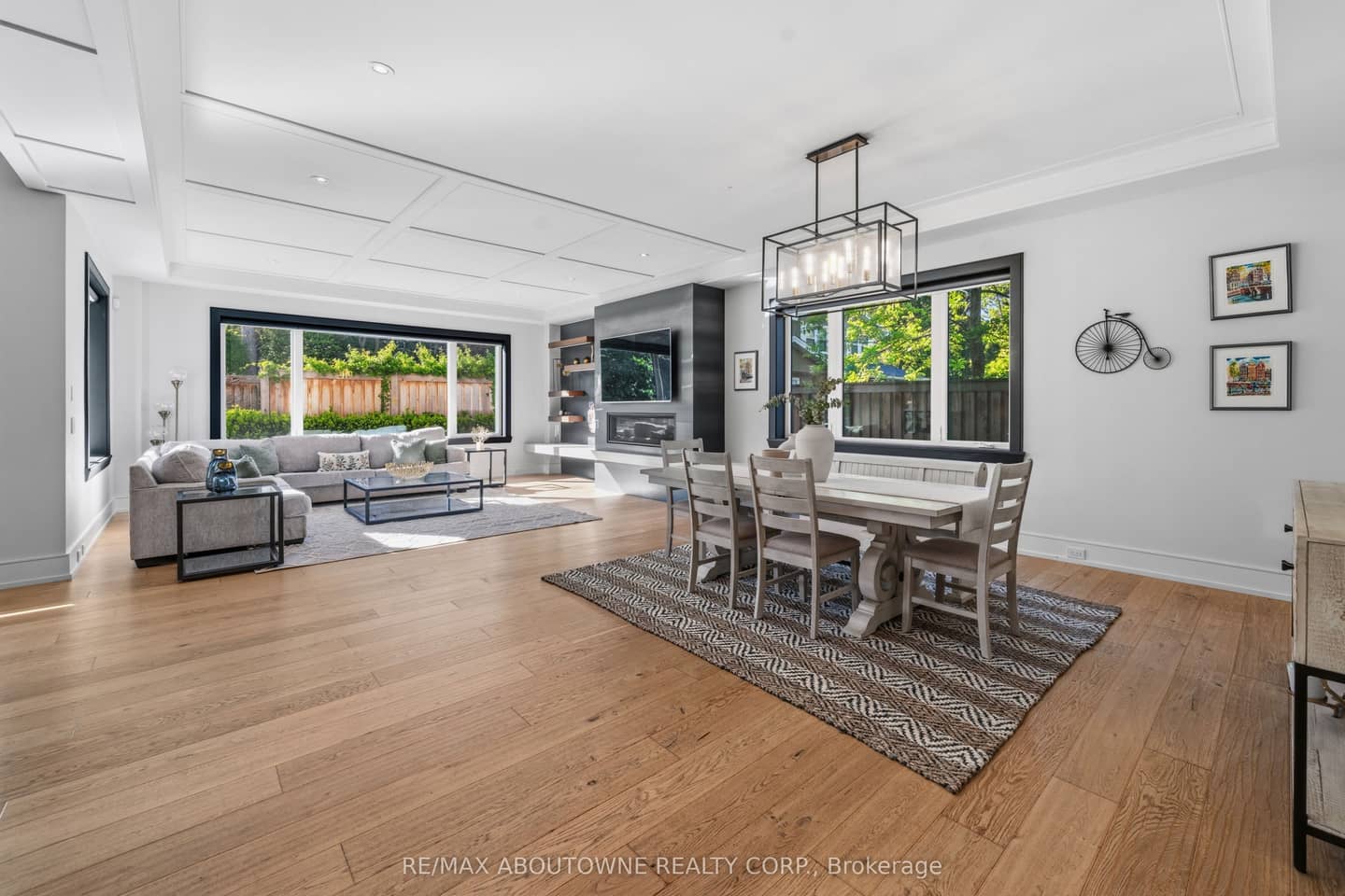 489 Lakeshore Road W, Oakville, ON L6K 1G4