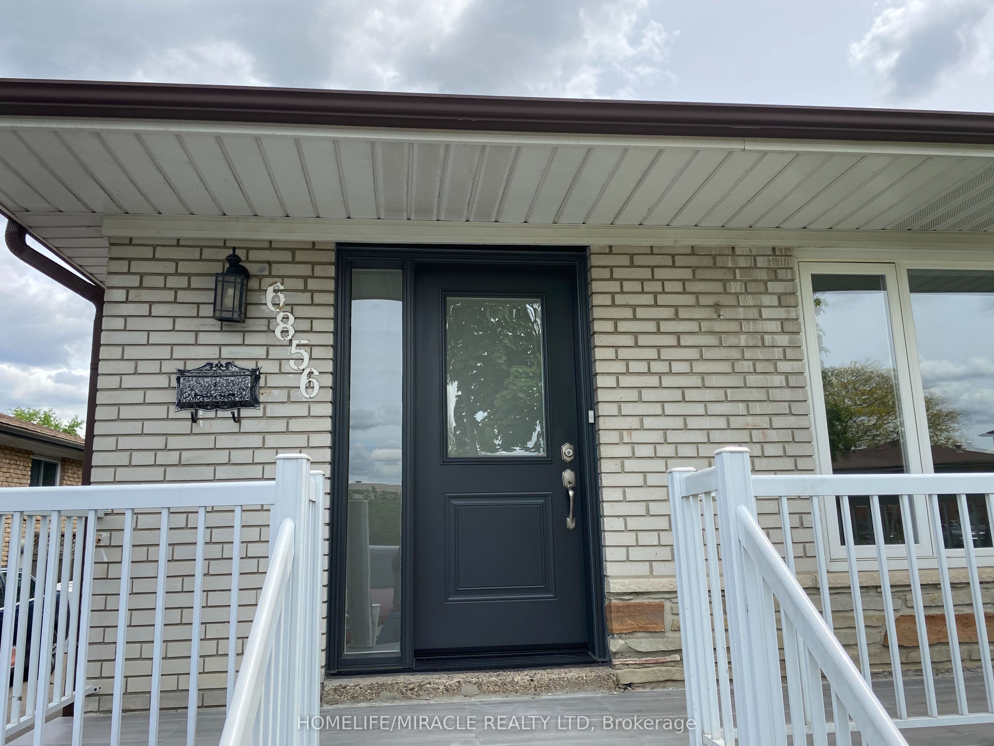 6856 Darcel Avenue, Mississauga, ON L4T 2W5