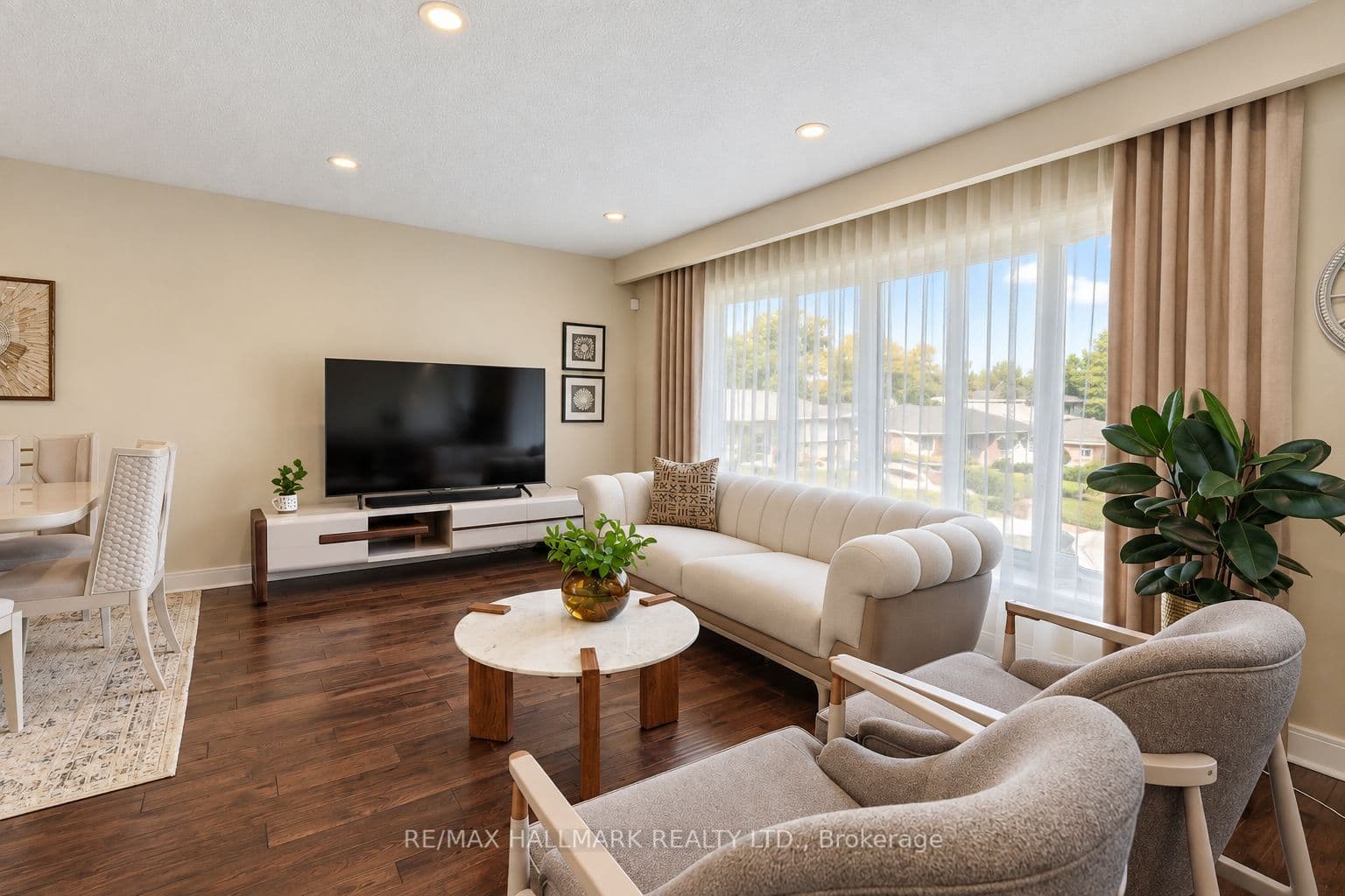 648 Mossbank Court, Newmarket, ON L3Y 3B1