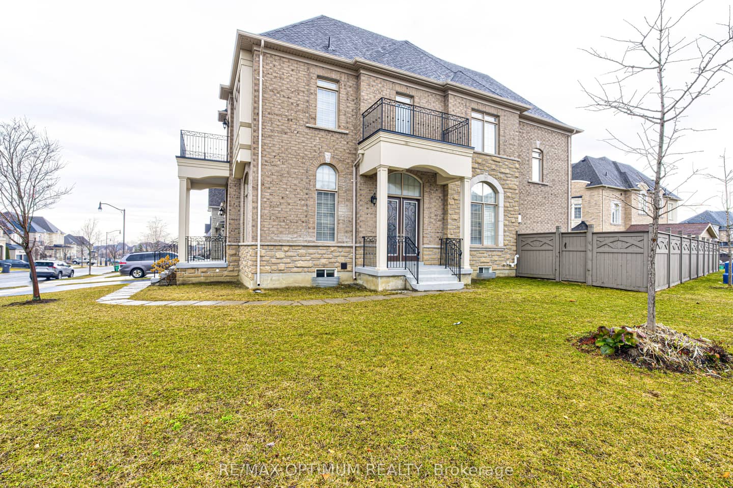 80 Royal West Drive, Brampton, ON L6X 1A2