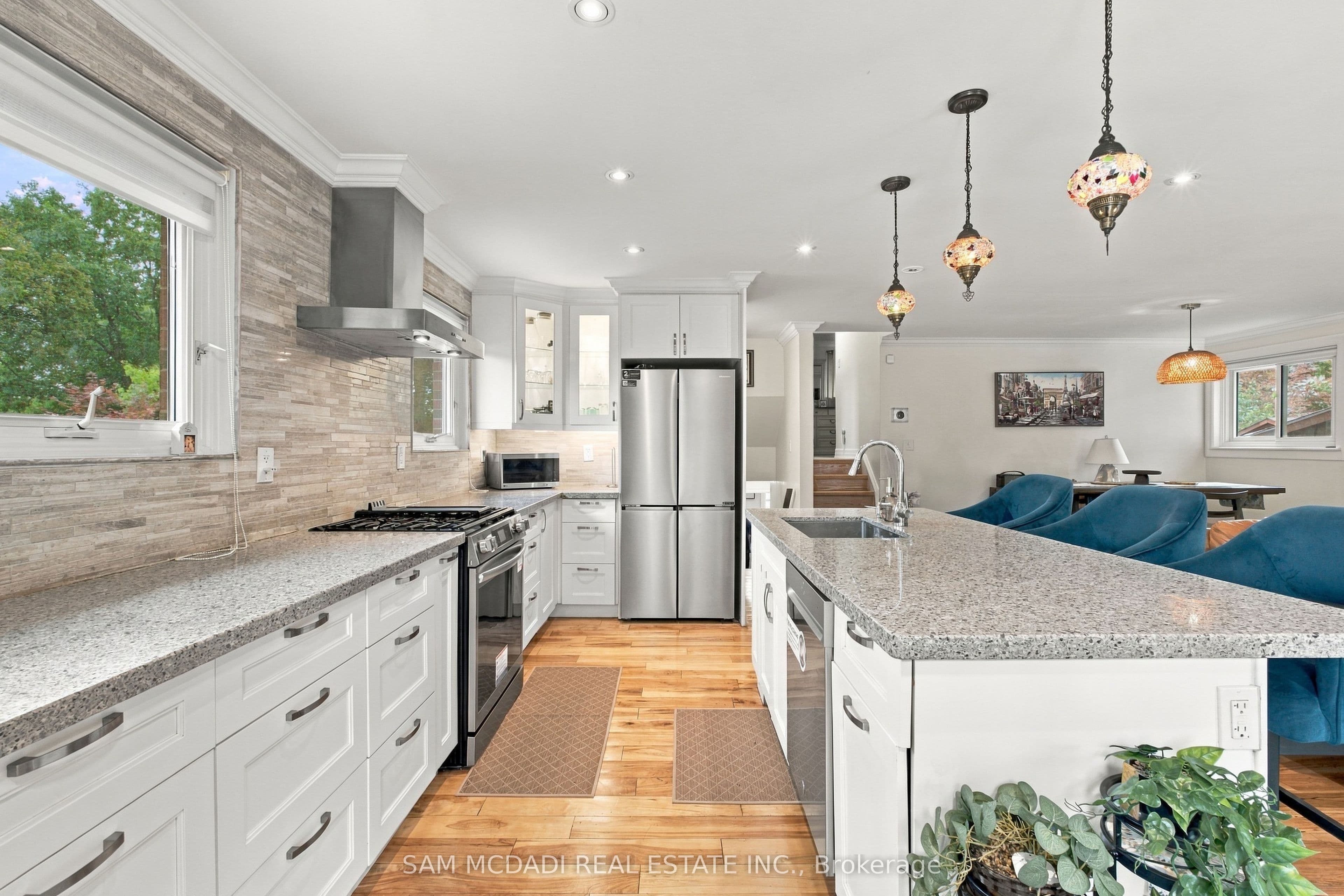 2009 Delaney Drive, Mississauga, ON L5J 3L3