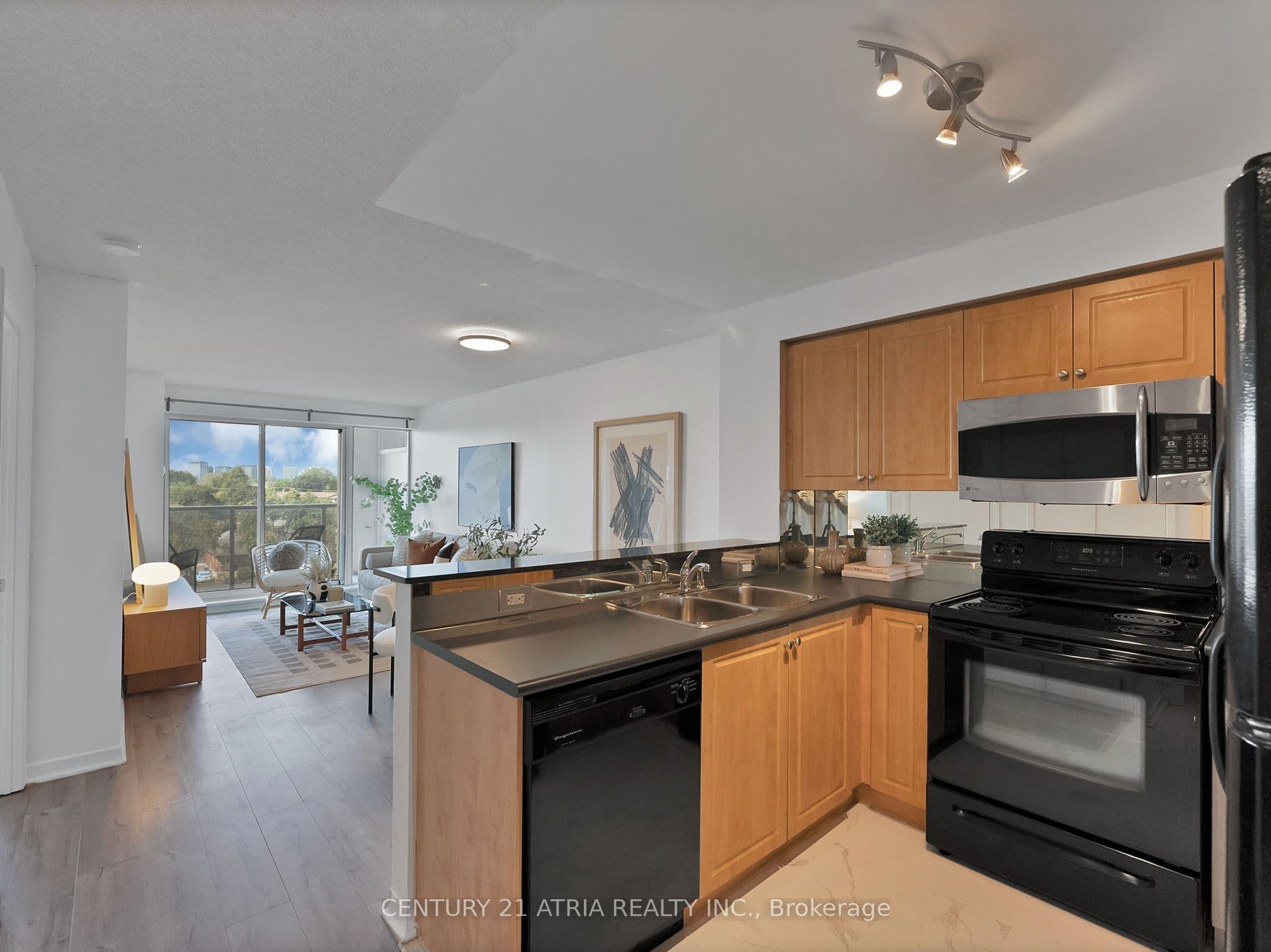 1040 The Queensway Avenue N 502, Toronto, ON M8Z 0A7