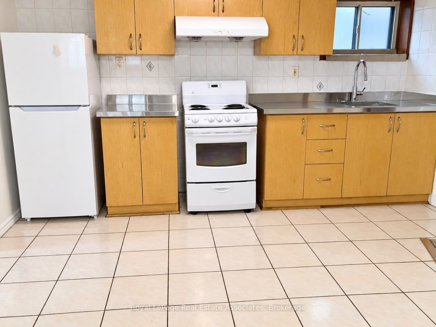 97 Oak Park Avenue Lower, Toronto, ON M4C 4M6
