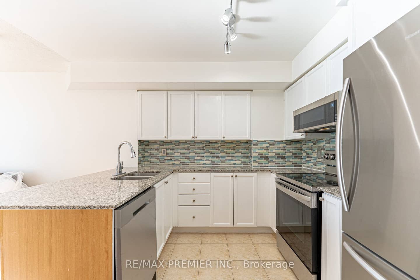 33 Elm Drive W 2002, Mississauga, ON L5B 4M2