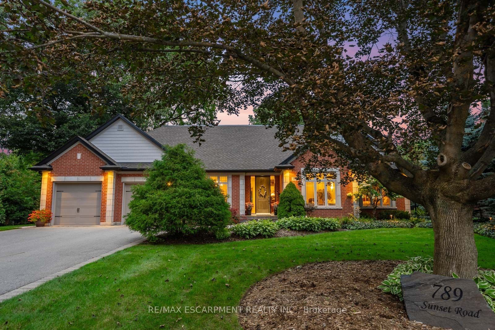 789 Sunset Road, Burlington, ON L7T 3X3