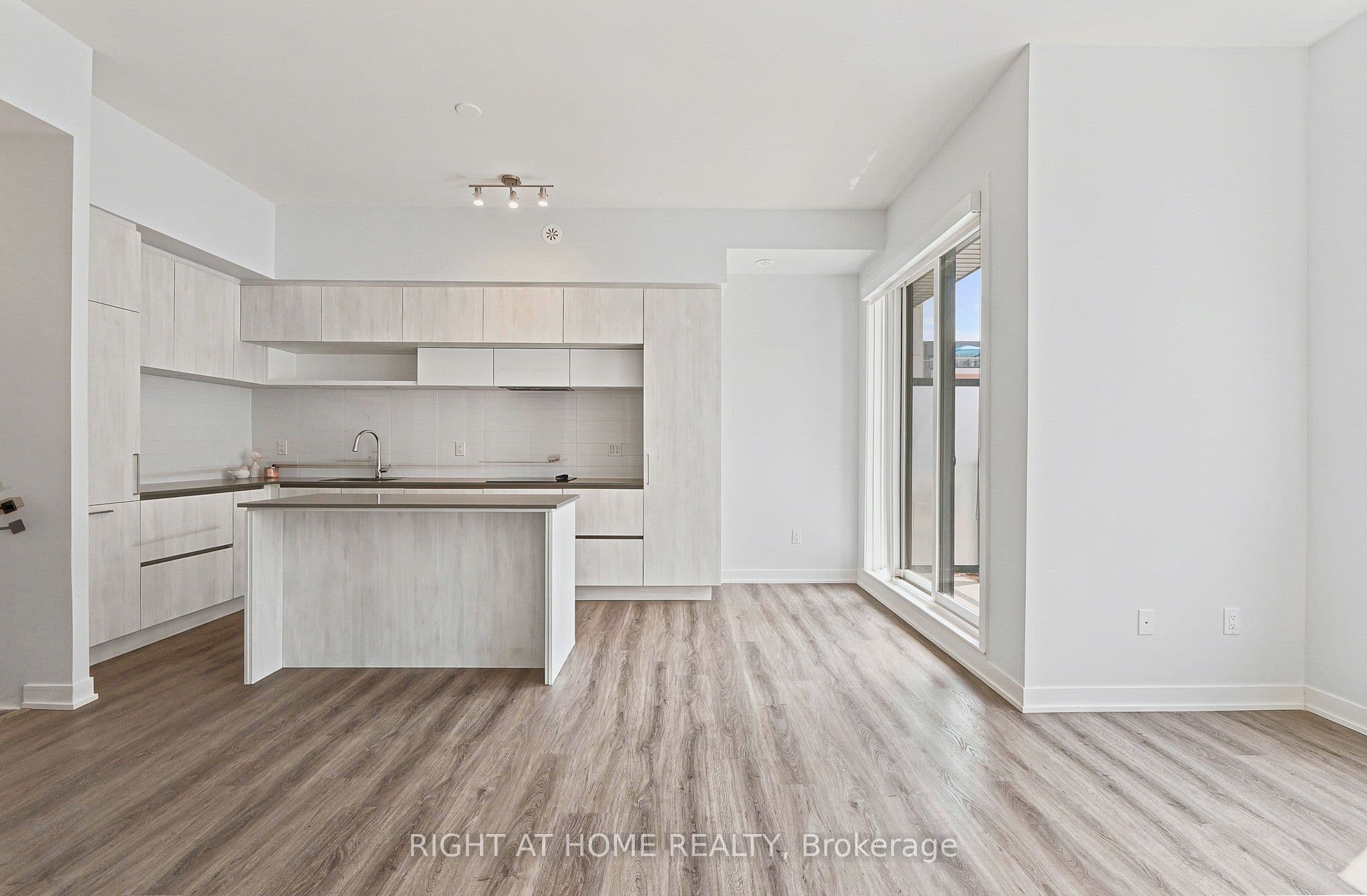 2 Steckley House Lane 907, Richmond Hill, ON L4S 0N4