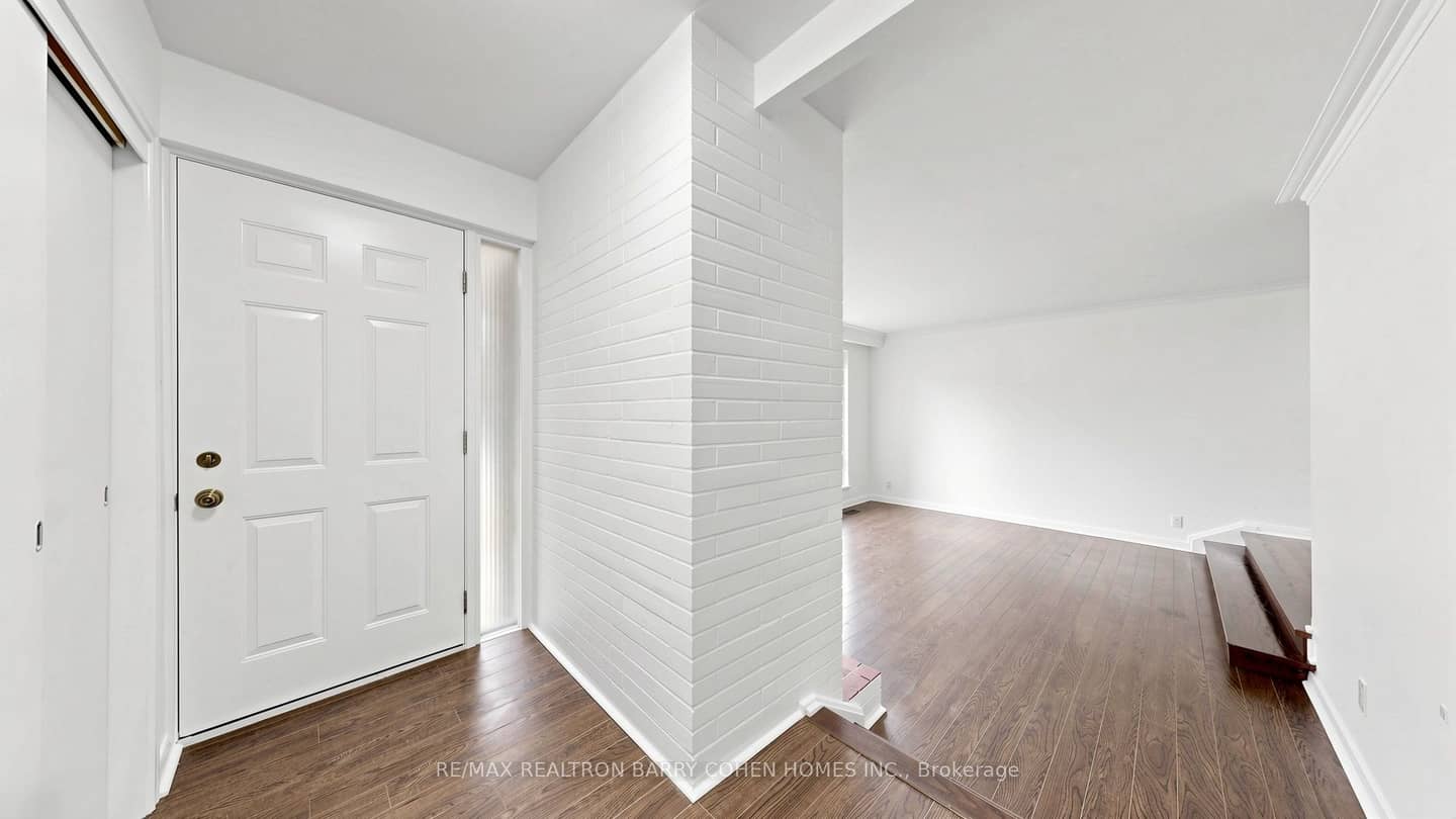 3 Greengate Road, Toronto, ON M3B 1E7