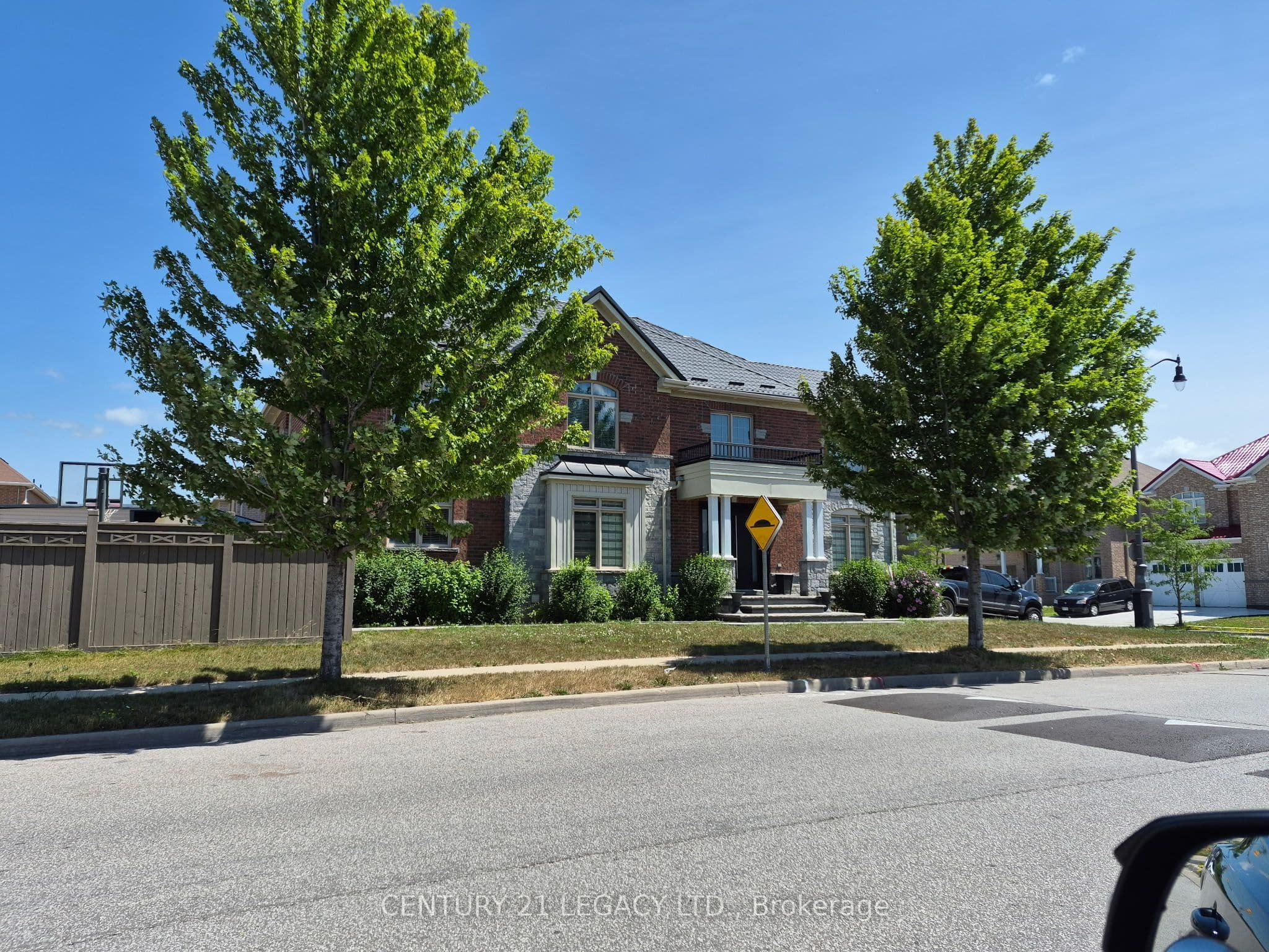 11 DRUMMONDVILLE Drive, Brampton, ON L6P 3M6