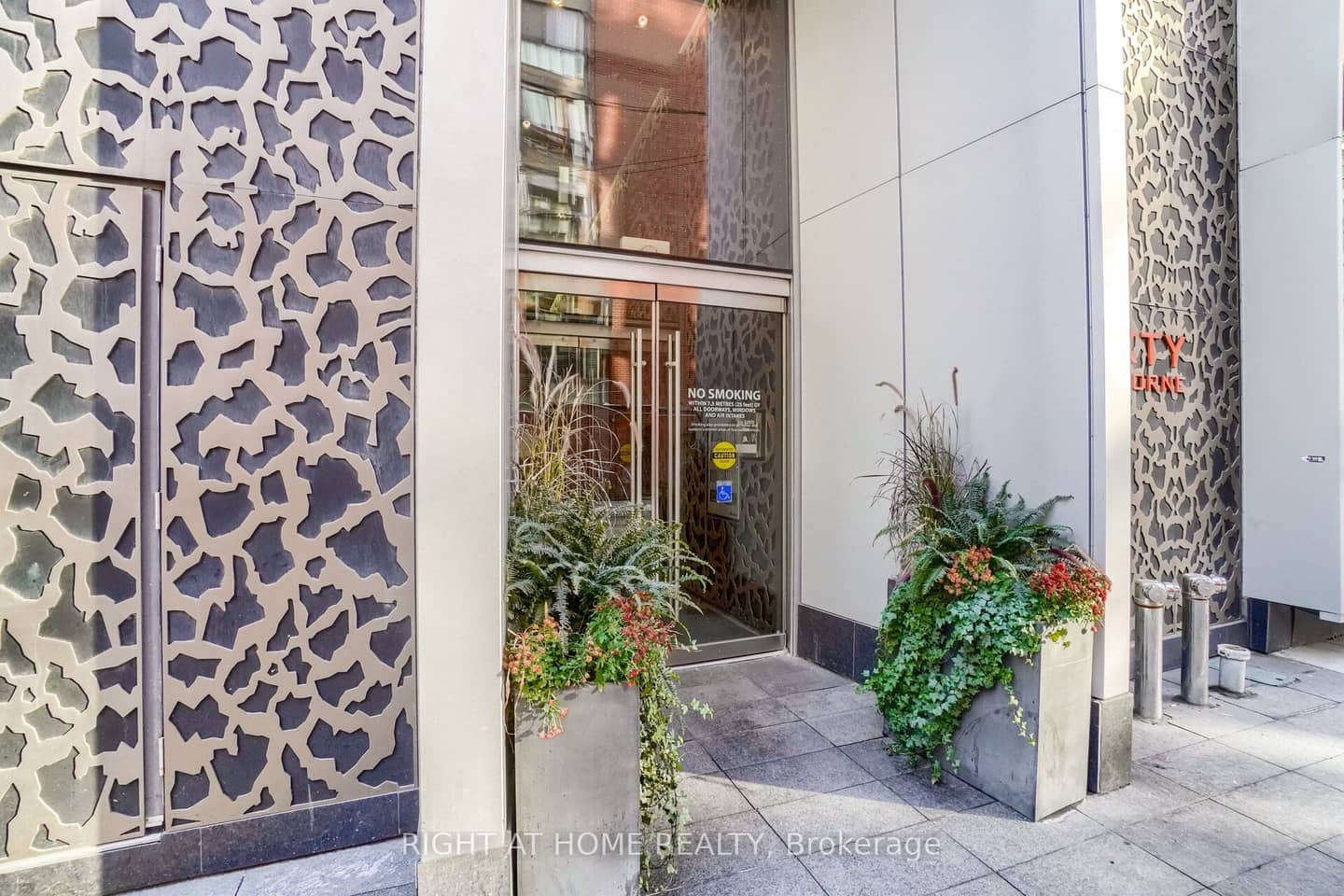 60 Colborne Street 1407, Toronto, ON M5E 0B7