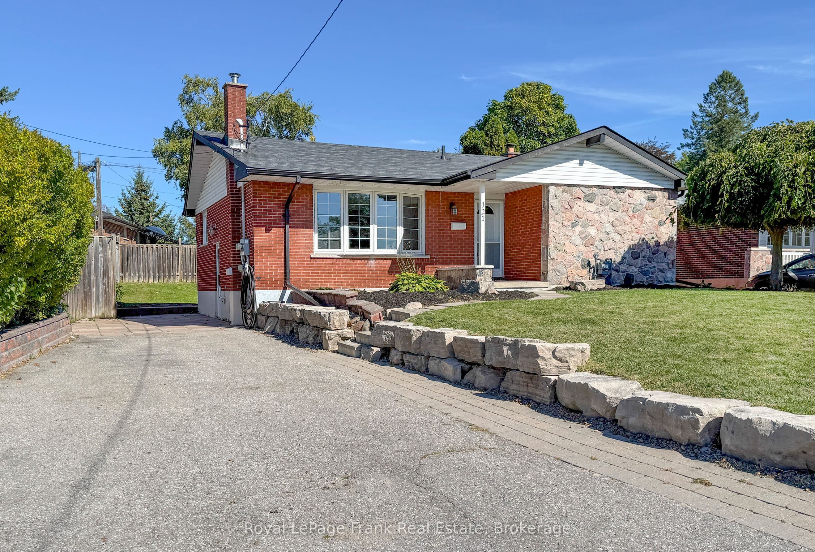 121 Labrador Drive, Oshawa, ON L1H 7E4