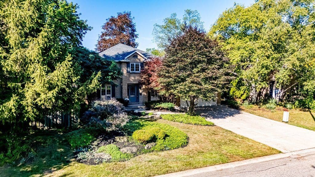 6 Cottonwood Court, Hamilton, ON L9G 3W1