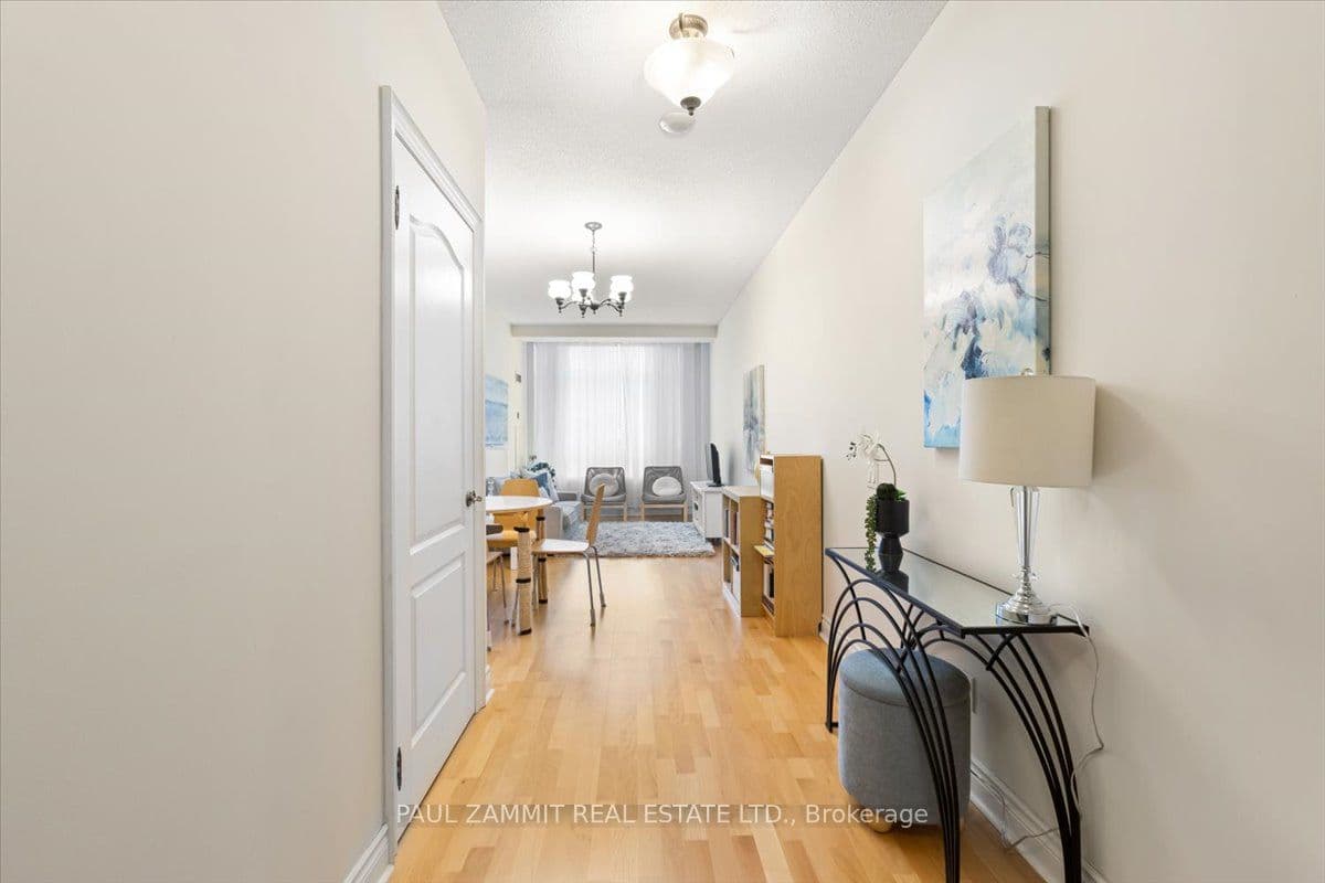 1 Clairtrell Road 101, Toronto, ON M2N 7H6