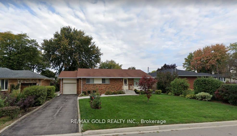 18 Suburban Drive, Mississauga, ON L5N 1G5