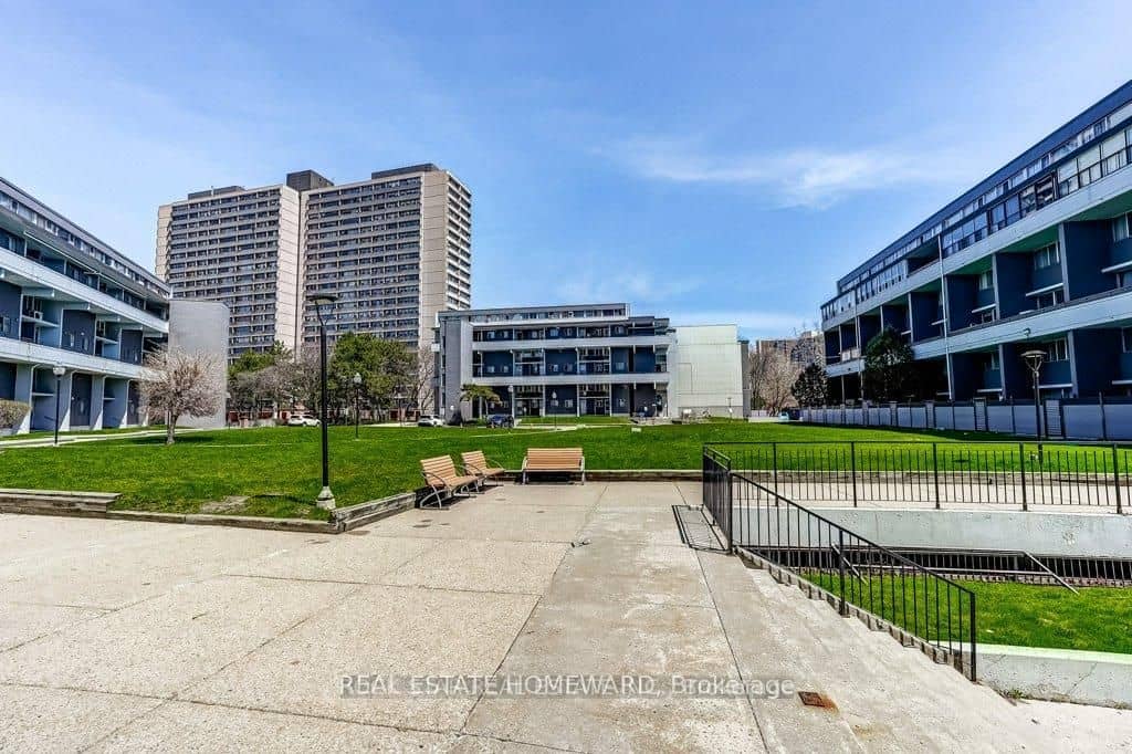 10 Sunny Glen Way 1212, Toronto, ON M3C 2Z3